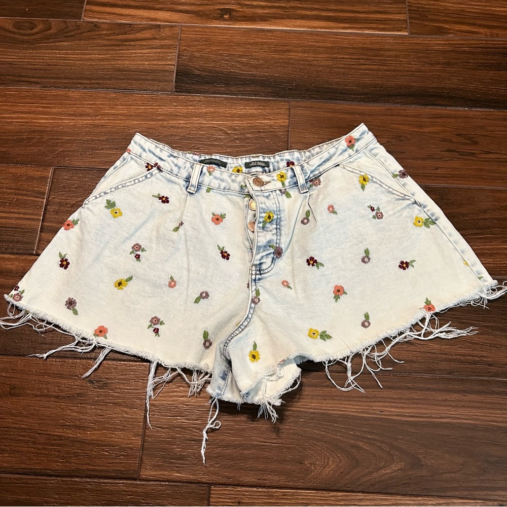 Wild FableSuper High Rise Shorts 12 Light Wash Embroidered Flowers Gold‎ Rose